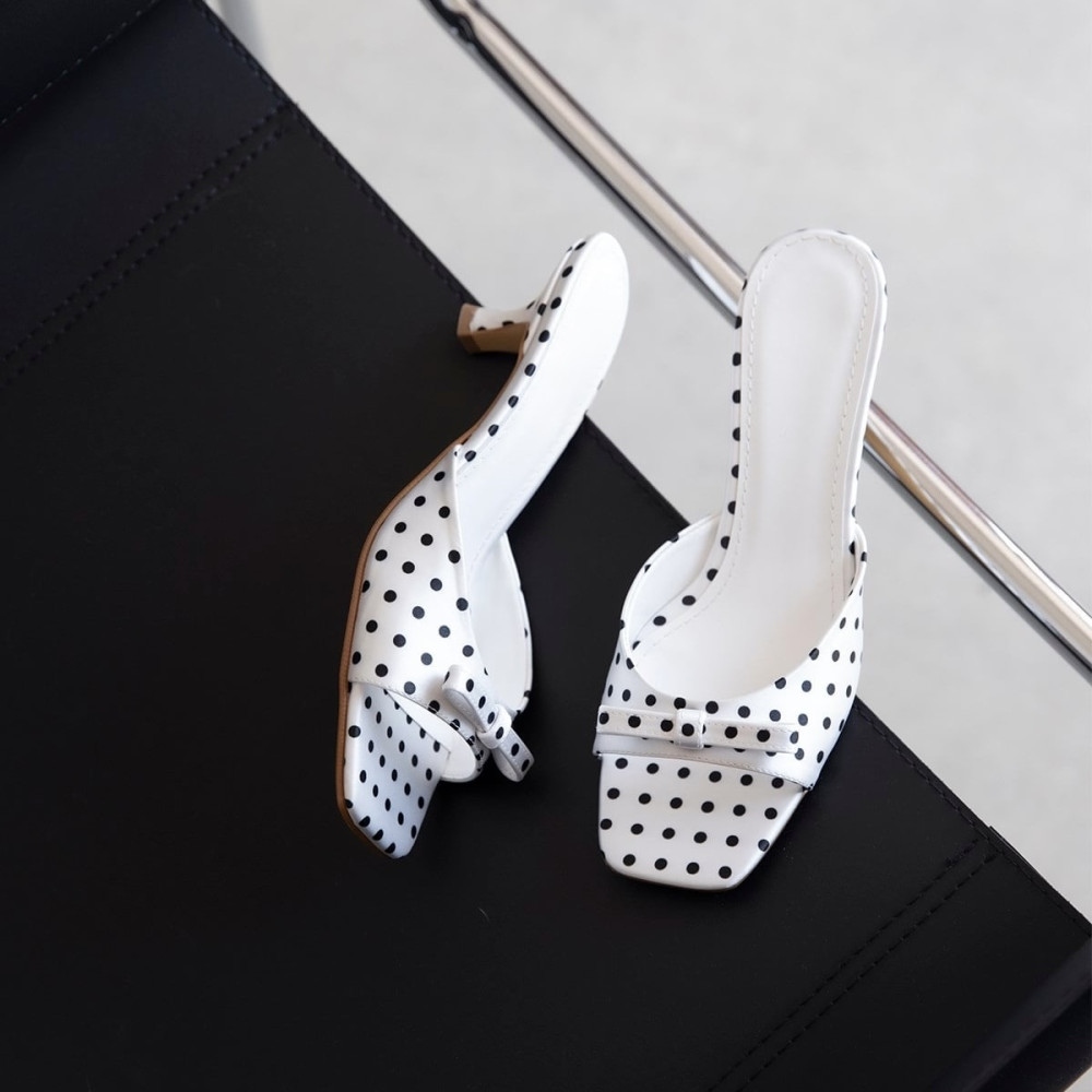 Claus White Dots