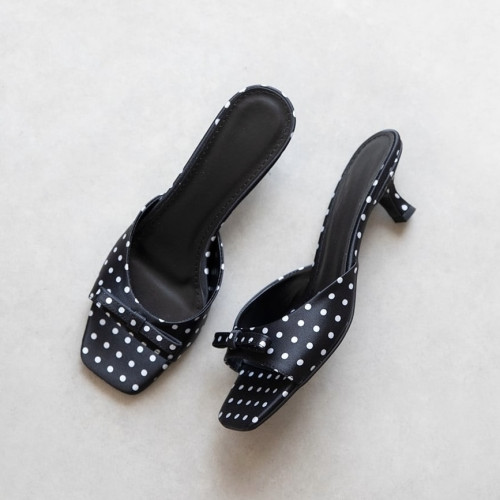 Claus Black Dots