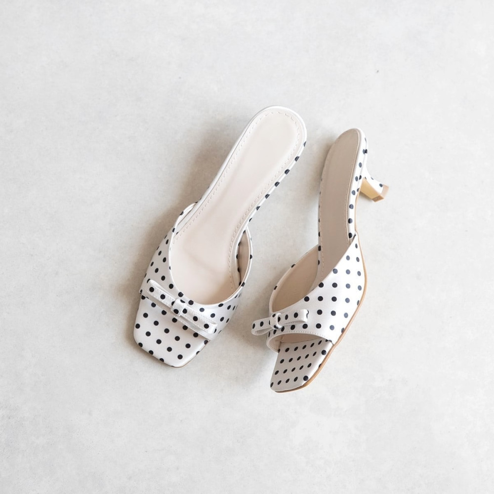 Claus Beige Dots
